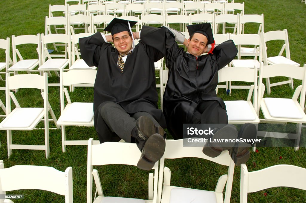 Kickin'dopo la laurea - Foto stock royalty-free di Amicizia
