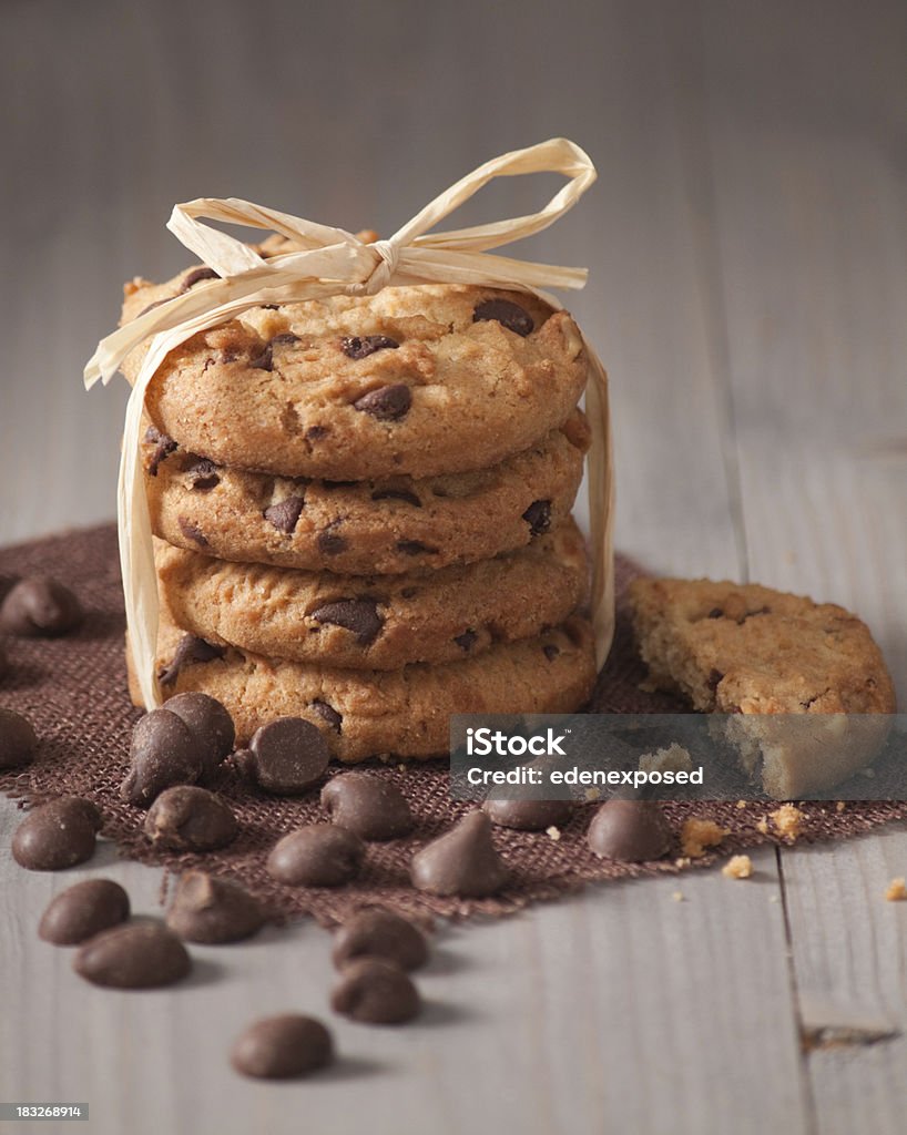Cookie e scaglie di cioccolato - Foto stock royalty-free di Ambientazione interna