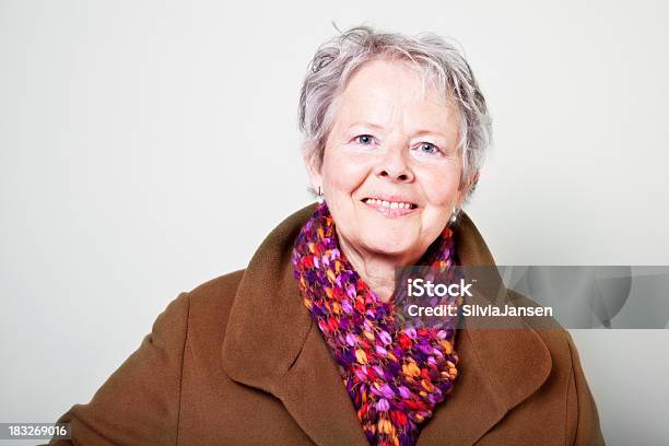 Senior Frau Mit Wappen Stockfoto und mehr Bilder von 55-59 Jahre - 55-59 Jahre, Aktiver Senior, Alter Erwachsener