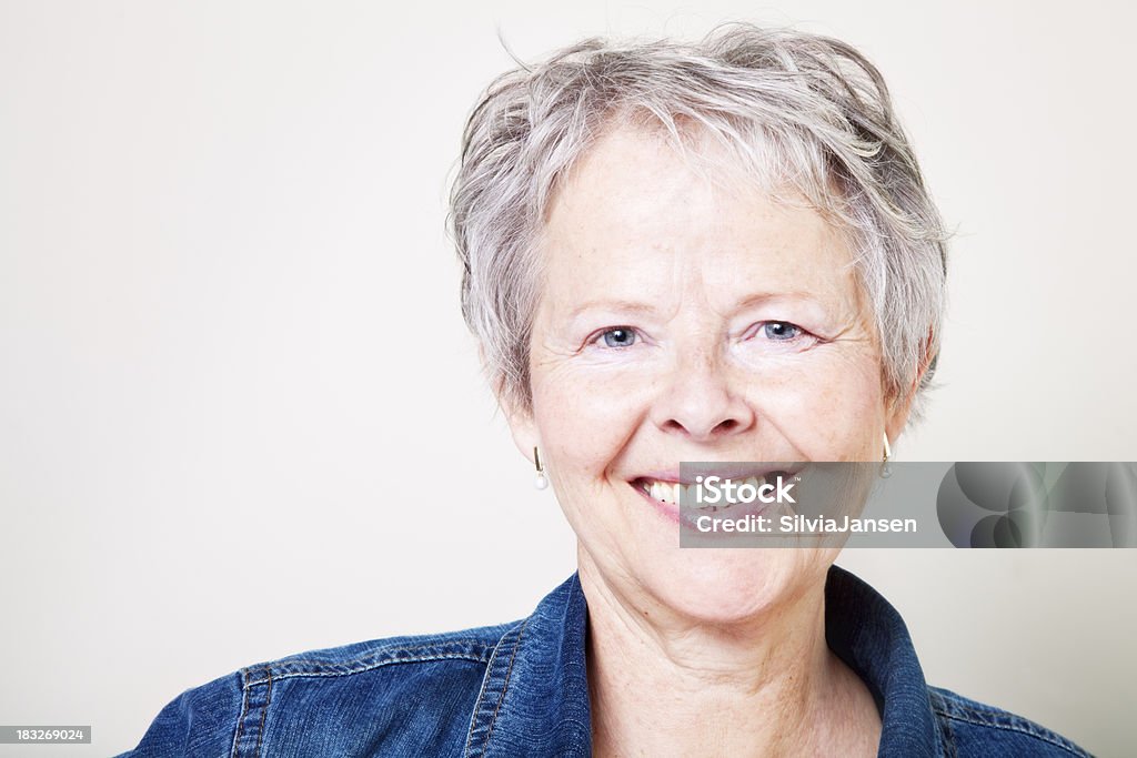 Retrato de mujer senior - Foto de stock de 55-59 años libre de derechos