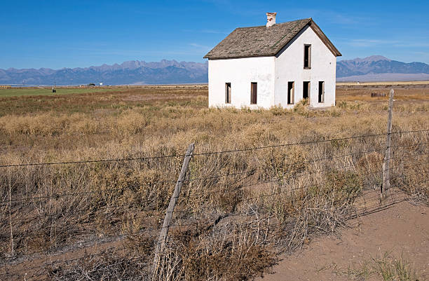 istock Abandoned house and mountains in Colorado 183269145