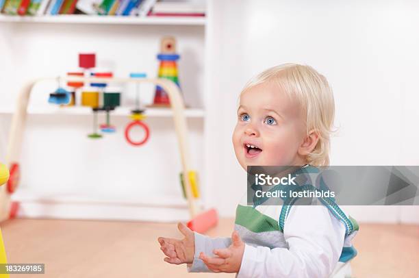 Foto de Menino Caucasiano Joyfull Bebêcriança Pequena e mais fotos de stock de 12-17 meses - 12-17 meses, 12-23 meses, Azul