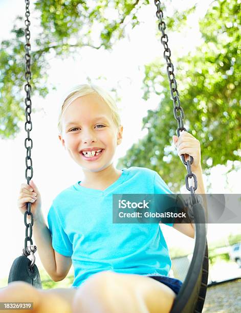 Lächelnd Junges Mädchen Sitzend Auf Schaukel Im Park Stockfoto und mehr Bilder von Aufregung