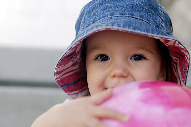 gra w piłkę - hat toddler little girls pink zdjęcia i obrazy z banku zdjęć