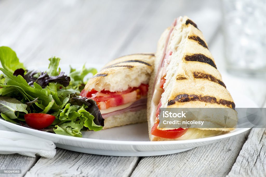 Sándwich Panini frescos a la parrilla - Foto de stock de Bocadillo libre de derechos