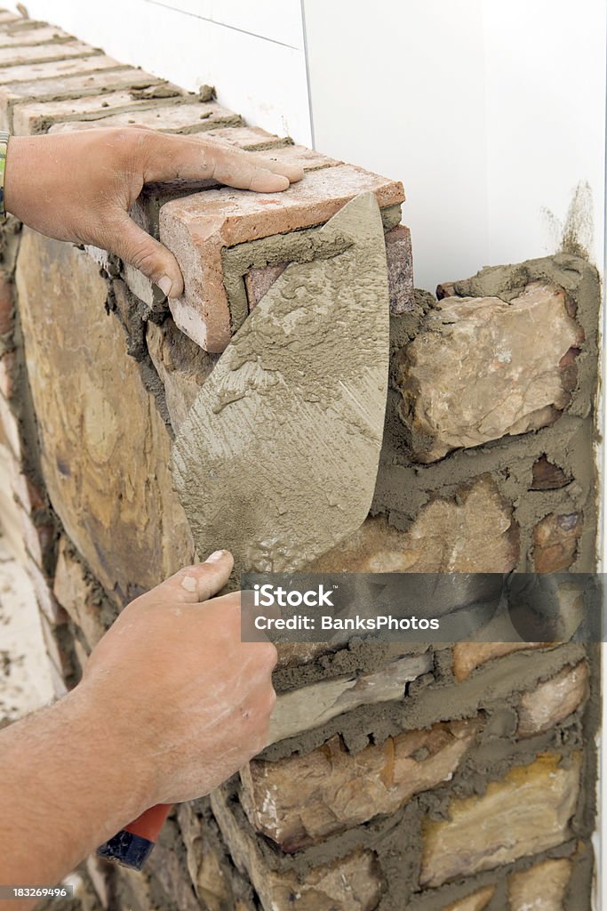 Kamień Mason czyszczenia Kąt w kostkach dla nowych kominek Surround - Zbiór zdjęć royalty-free (Budować)