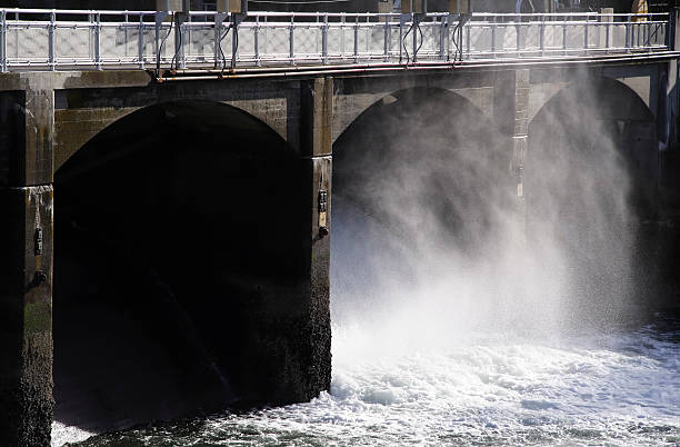 acqua powet - flowing river water dam foto e immagini stock