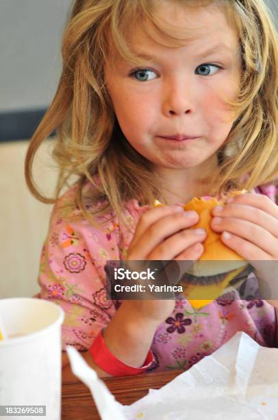 즉석식 아이에 대한 스톡 사진 및 기타 이미지 - 아이, 햄버거, 즉석식