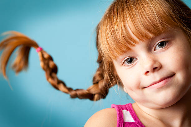 ハッピー、レッドヘア子羊の少女の笑顔と 2 ブレード - child pippi bizarre longstocking ストックフォトと画像