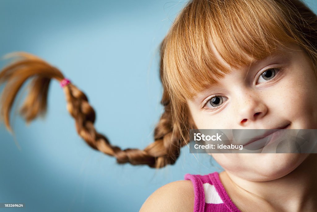 Feliz, de pêlo vermelho para cima Menina com tranças e um sorriso - Royalty-free 4-5 Anos Foto de stock