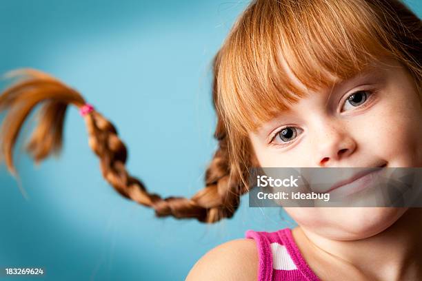 Feliz De Pêlo Vermelho Para Cima Menina Com Tranças E Um Sorriso - Fotografias de stock e mais imagens de 4-5 Anos