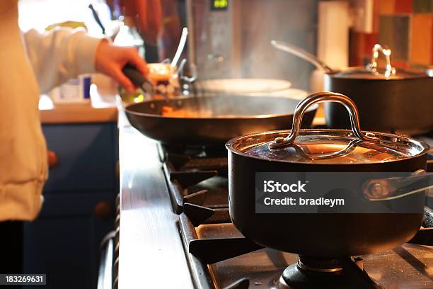 Cocina A La Vista Foto de stock y más banco de imágenes de Hervir - Hervir, Ollas y cacerolas, Chef