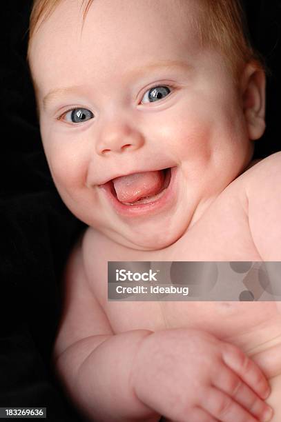Zbliżenie Kolor Obrazu Śmiech Dziecka Na Czarnym Tle - zdjęcia stockowe i więcej obrazów Błękitne oczy