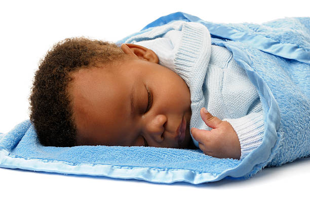 новорожденный афро-американский ребенок мальчик мирно alseep - baby blanket стоковые фото и изображения