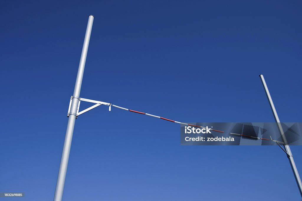 Salto con pértiga contra el cielo azul - Foto de stock de Salto con pértiga libre de derechos