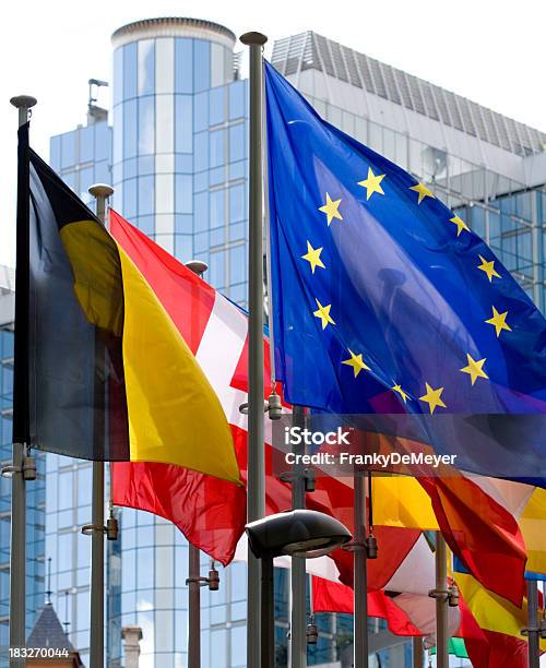 Bandeiras Com O Parlamento Europeu Em Bruxelas - Fotografias de stock e mais imagens de Parlamento Europeu - Parlamento Europeu, União Europeia, Bandeira