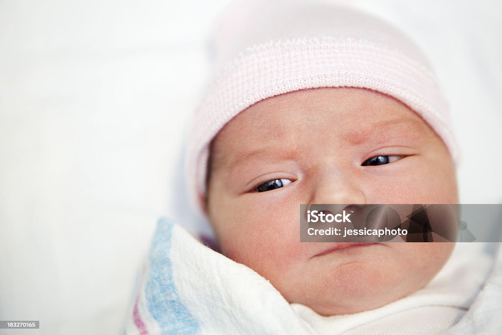 Neonato ragazza avviso in ospedale - Foto stock royalty-free di 0-1 Mese