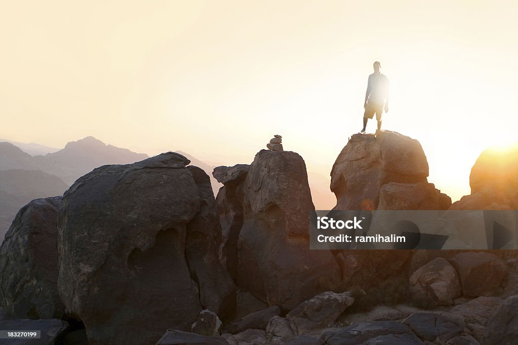 Hombre de pie en la Cumbre de la montaña - Foto de stock de Monte Sinaí libre de derechos
