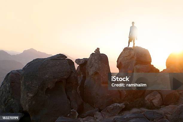 Hombre De Pie En La Cumbre De La Montaña Foto de stock y más banco de imágenes de Monte Sinaí - Monte Sinaí, Acantilado, Aire libre