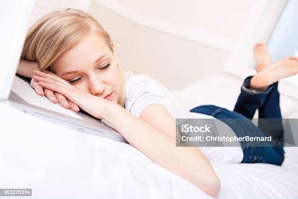 Foto de Jovem Mulher Dormindo No Laptop Na Cama e mais fotos de stock de 18-19 Anos - 18-19 Anos, Adulto, Aprender