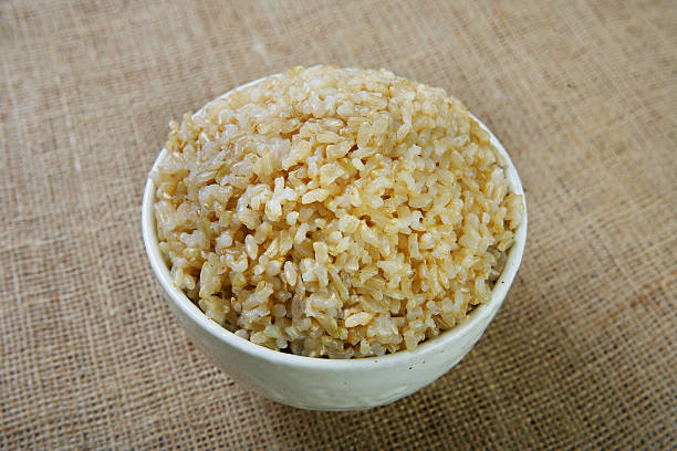 arroz integral - brown rice cooked rice steamed fotografías e imágenes de stock