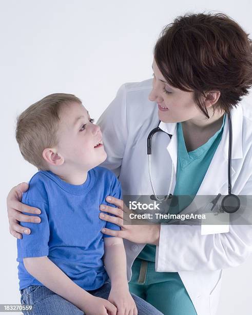 Junge Im Doctors Office Stockfoto und mehr Bilder von Allgemeinarztpraxis - Allgemeinarztpraxis, Arzt, Berufliche Beschäftigung