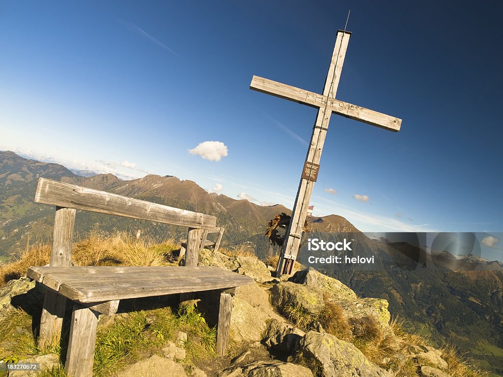 Krzyż na mountain range - Zbiór zdjęć royalty-free (Alpinizm)