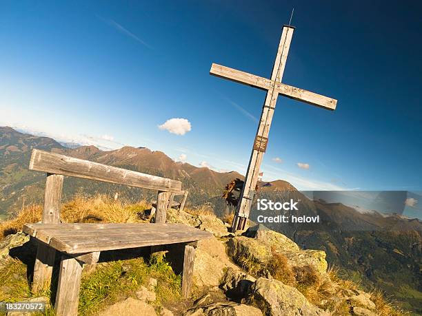 Krzyż Na Mountain Range - zdjęcia stockowe i więcej obrazów Alpinizm - Alpinizm, Alpy, Austria