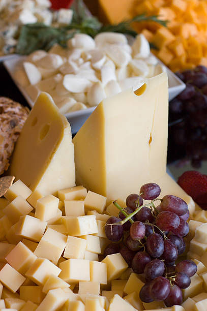 сыр и виноград - cheese tray cube swiss cheese стоковые фото и изображения