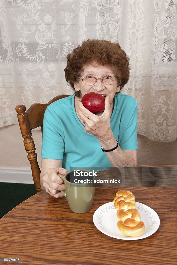 Donna anziana mangia - Foto stock royalty-free di Donne anziane
