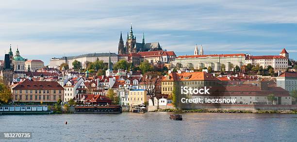 El Castillo De Praga De Los Edificios Foto de stock y más banco de imágenes de Aire libre - Aire libre, Castillo - Estructura de edificio, Castillo de Hradcany