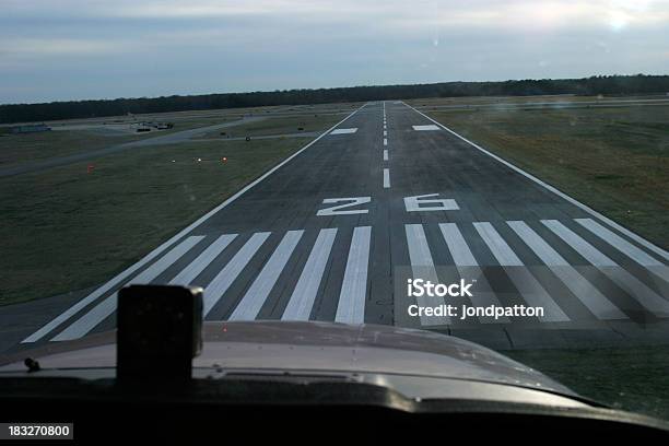 飛行機着陸ランウェイ 3 - コックピットのストックフォトや画像を多数ご用意 - コックピット, コロラド州, コントロール