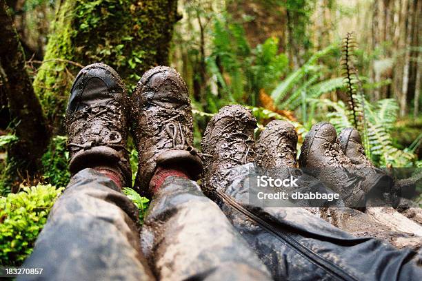 Botas Enlameado - Fotografias de stock e mais imagens de Caminhada - Caminhada, Bota, Lama - Solo