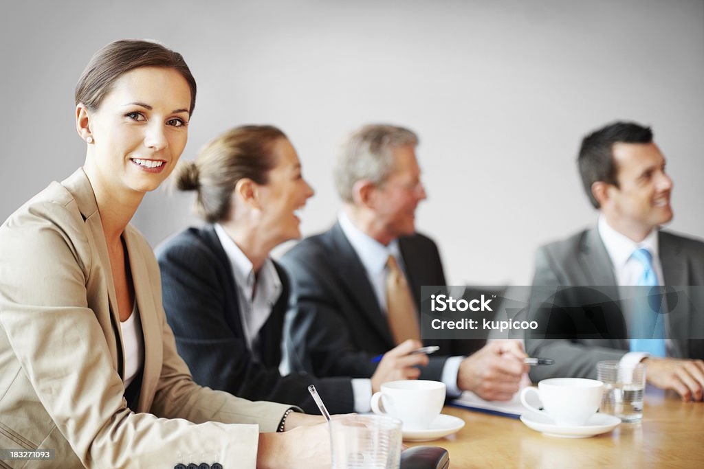 Meio envelhecido Mulher de negócios com o colega em reunião - Foto de stock de Negócios royalty-free