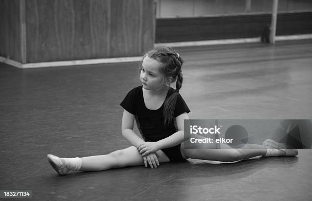 Маленькая Танцовщица Растяжения — стоковые фотографии и другие картинки Маленький - Маленький, Танцевать, Танцор