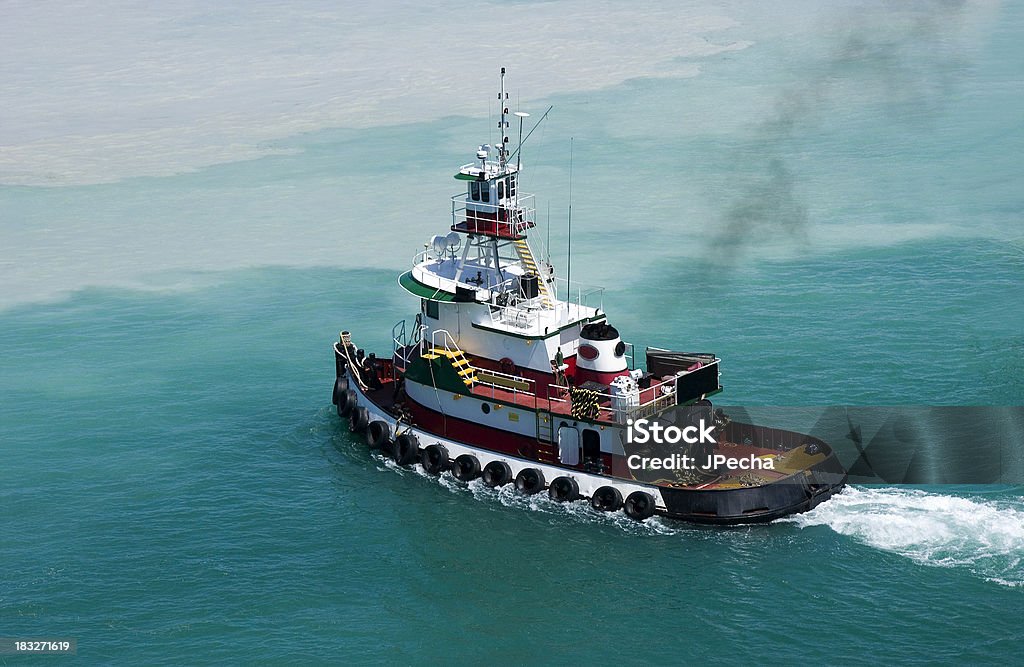 Tug barca in arrivo - Foto stock royalty-free di Rimorchiatore