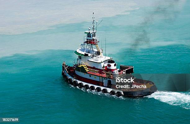 Tug Barca In Arrivo - Fotografie stock e altre immagini di Rimorchiatore - Rimorchiatore, Acqua, Andare in barca a vela