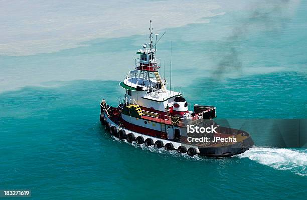 Foto de Tug Boat De e mais fotos de stock de Navio rebocador - Navio rebocador, Assistência, Azul Turquesa