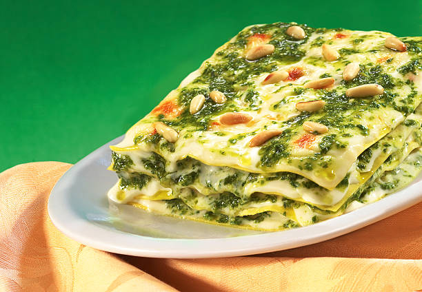 лазанья - pesto sauce italian culture pine nut photography стоковые фото и изображения