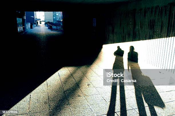 Las Sombras Foto de stock y más banco de imágenes de Personas - Personas, Sombra, Sombra en primer plano