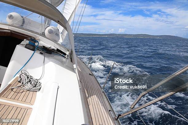 Barca A Vela - Fotografie stock e altre immagini di Acqua - Acqua, Andare in barca a vela, Attività