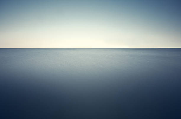deep blue sea - horizont über wasser stock-fotos und bilder