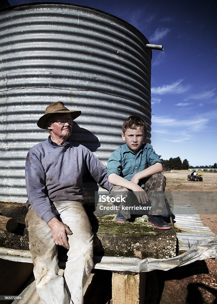 Agriculteur avec son petit-fils - Photo de Culture australienne libre de droits