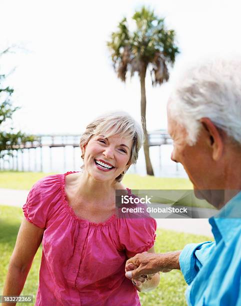 Glücklich Älteres Paar Spaß Zusammen Stockfoto und mehr Bilder von 60-69 Jahre - 60-69 Jahre, Aktiver Lebensstil, Aktiver Senior