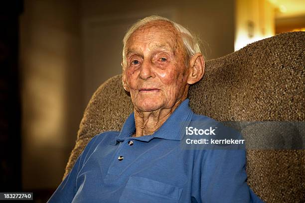 Homem Idoso Sentado Em Sua Cadeira De Braço - Fotografias de stock e mais imagens de Cadeira de Braços - Cadeira de Braços, Homens Idosos, Terceira idade