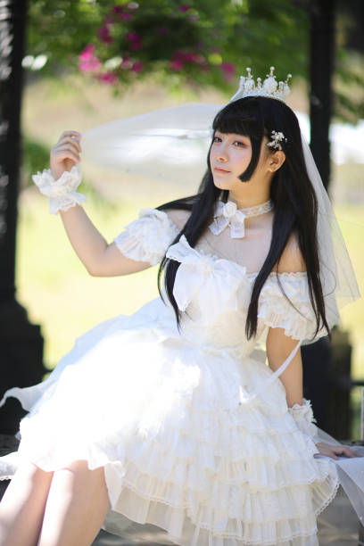 hermosa mujer joven con vestido blanco de lolita con jardín europeo de moda japonesa - maquillaje para cosplay de anime fotografías e imágenes de stock