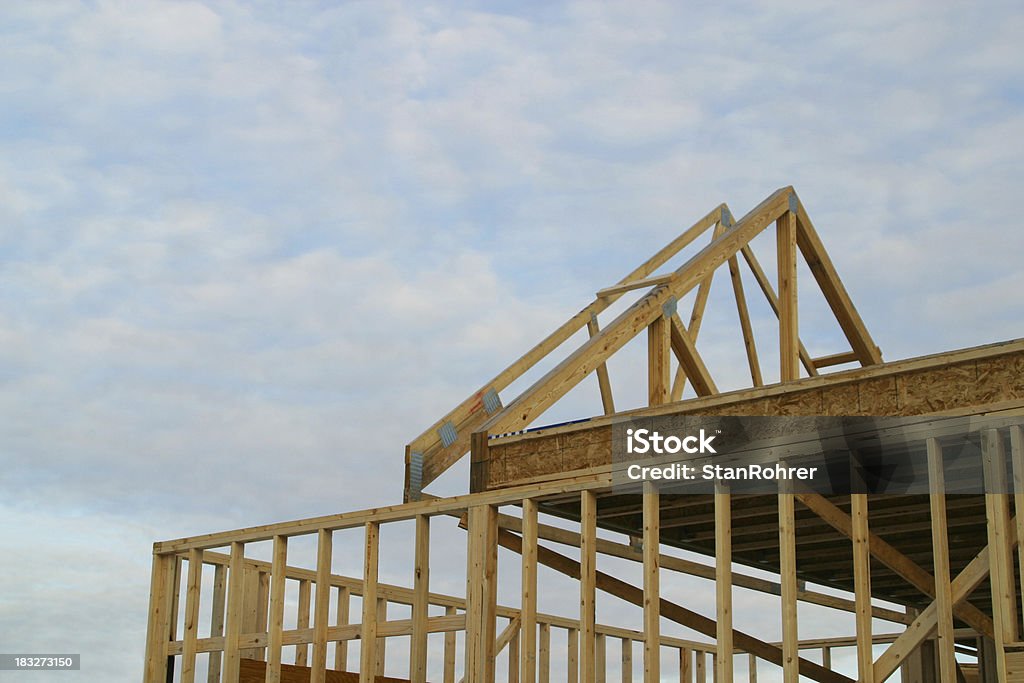 Edifício para o céu, carpintaria, madeira serrada - Foto de stock de Telhado royalty-free