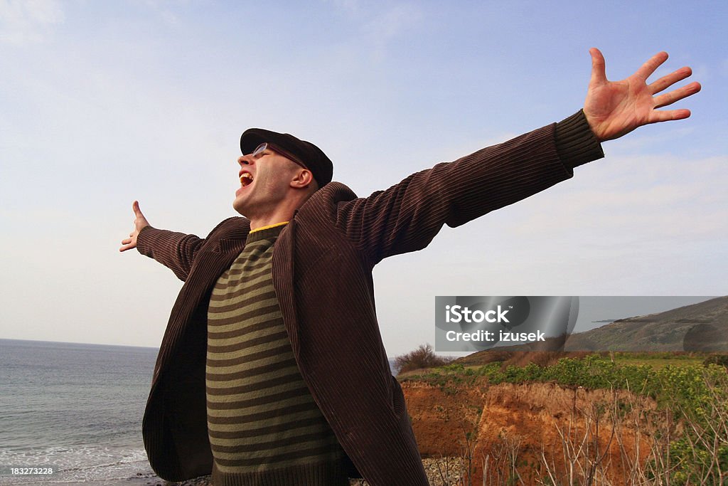 Homme criant sur la plage - Photo de Activité libre de droits