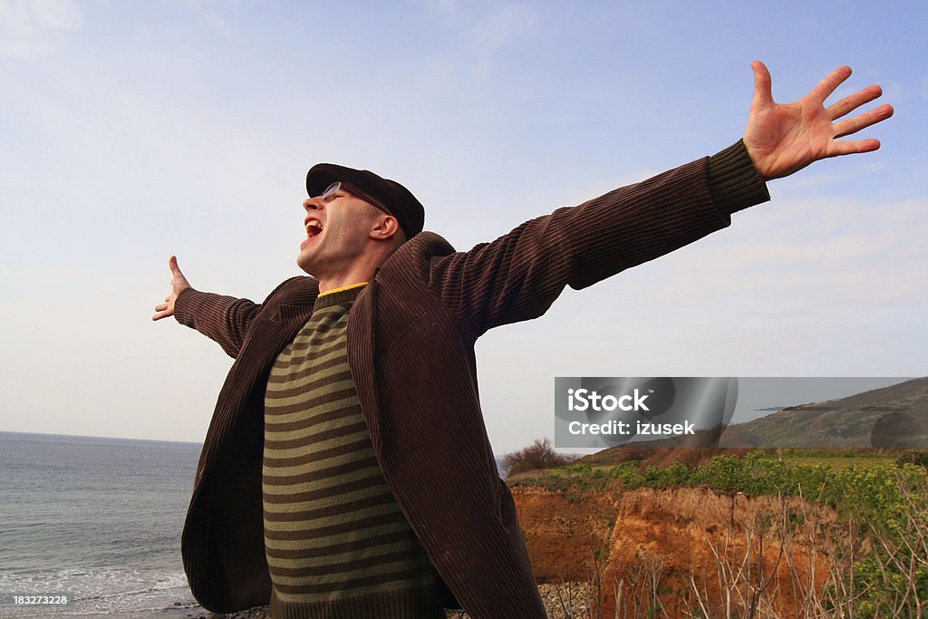 Homem gritando na praia - Foto de stock de Adolescente royalty-free