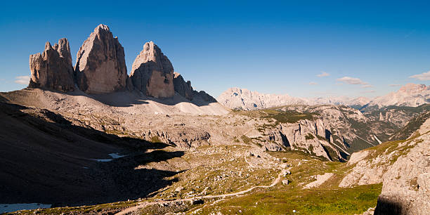 tre cime di lavaredo z cień - mountain valley european alps shade zdjęcia i obrazy z banku zdjęć